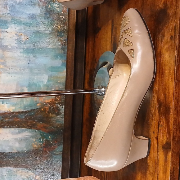 Salvatore Ferragamo Women's Beige Leather Shoes 10 AA Width - Picture 9 of 13